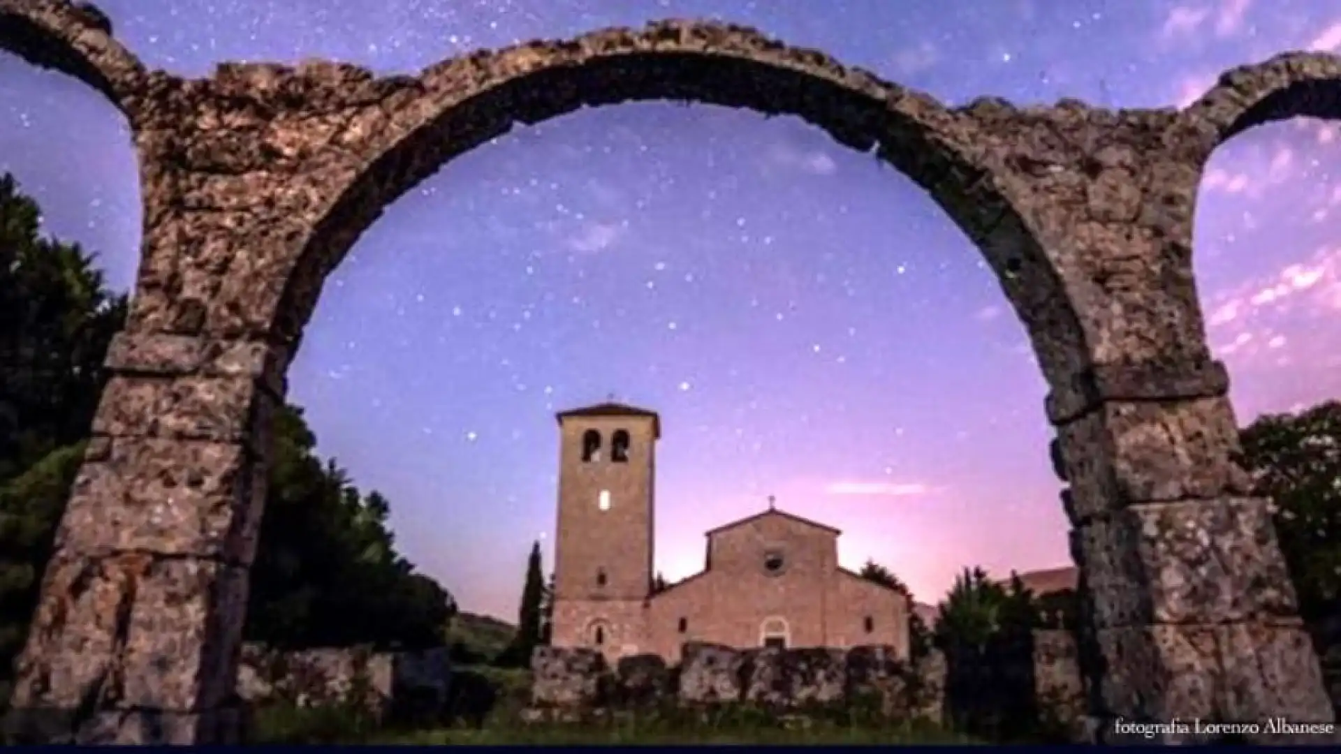 Dalle Luci alla Luce, domenica 4 dicembre la sesta edizione dell’Incontro di preghiera con l’accensione dell’Albero di Natale presso l’Abbazia di San Vincenzo al Volturno.